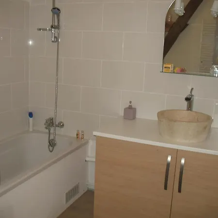 De 2 Chambres Avec Terrasse Amenagee Et Wifi A Coulours Fournaudin