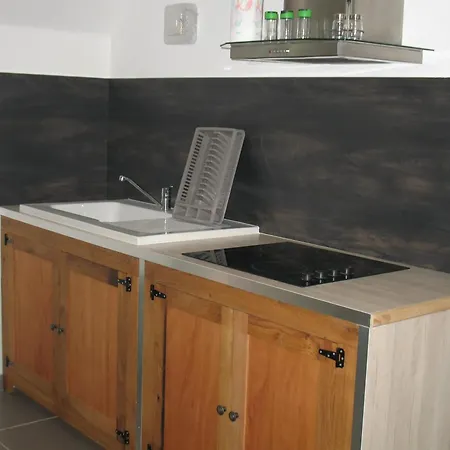 De 2 Chambres Avec Terrasse Amenagee Et Wifi A Coulours